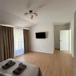 Imvelo - Spacious With Private Pool ヴィラ Lovreć