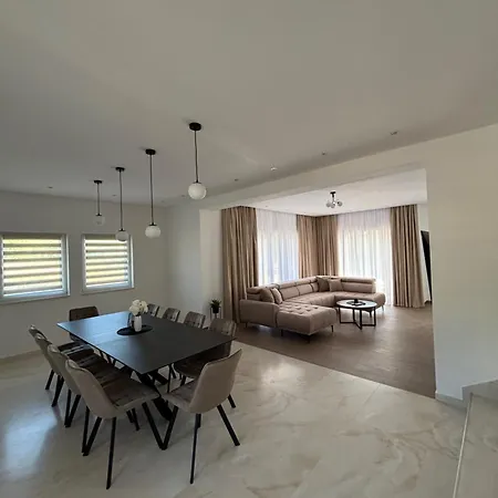 빌라 Imvelo - Spacious With Private Pool Lovreć
