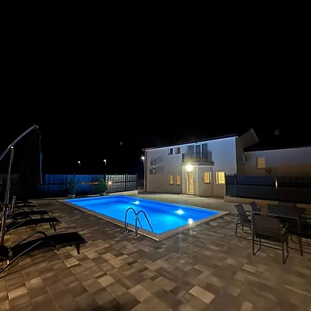 Villa Imvelo - Spacious With Private Pool Lovrec